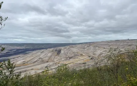 Blick vom Aussichtspunkt Tagebau Hambach auf die riesige Braunkohlegrube mit ihren Terrassen und Förderbändern.