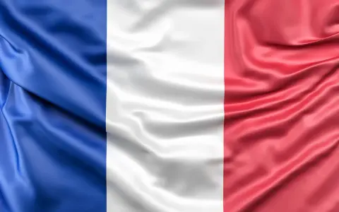 La bandera de Francia ondea con sus colores: azul, blanco y rojo.