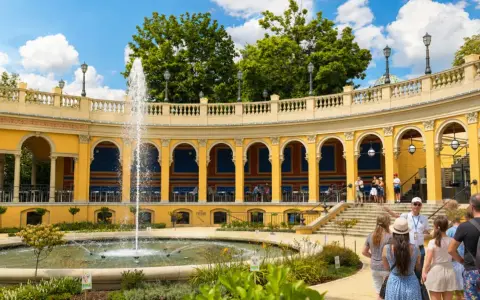 Wrocławskie nietypowe atrakcje: zwiedzanie z przewodnikiem pięknej, żółtej budowli z arkadami i fontanną.