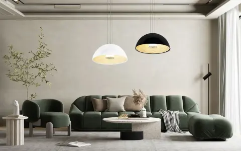Nowoczesny salon z zieloną sofą i dwoma wiszącymi lampami, które idealnie pasują jako żyrandol do salonu.