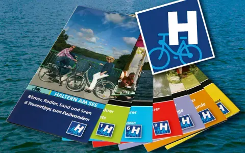Broschüren für eine Fahrradtour in Haltern am See. Sie zeigen Radfahrer am See und bieten Tourentipps.