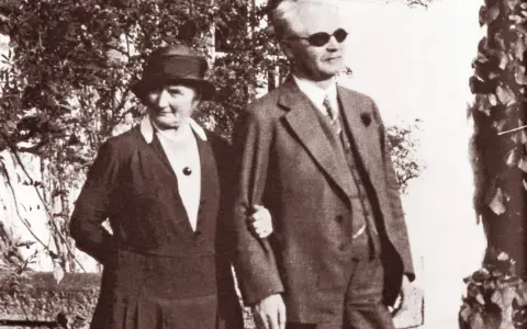 Gustaf Dalén och hans fru promenerar. Hans uppfinningar revolutionerade fyrbelysning.