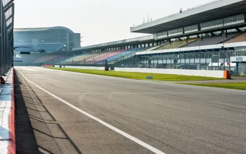 Leere Tribünen und eine Rennstrecke in Deutschland, bereit für den nächsten Grand Prix.