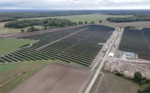 Ogromna farma fotowoltaiczna, największa na świecie, rozciąga się po horyzont, pochłaniając energię słoneczną.