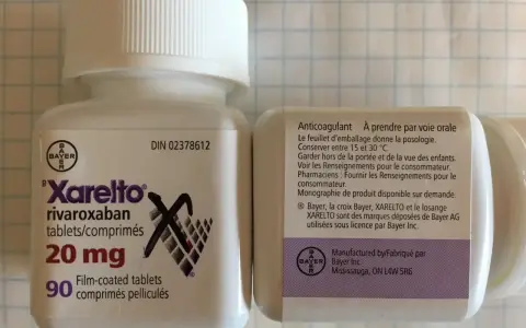 Opakowanie Xarelto 20 mg, zawierające 90 tabletek powlekanych. Cena tego leku przeciwzakrzepowego jest ważna dla pacjentów.