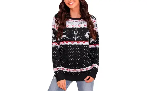 Mujer sonriente con jersey navideño casero negro con renos y árboles.