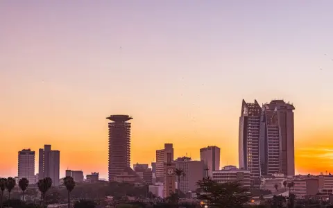 Nairobi, główne miasto Kenii, budzi się do życia o wschodzie słońca. W tle widać nowoczesne wieżowce i charakterystyczną wieżę KICC.