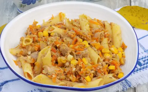 Makaron z tuńczykiem w 20 min: 4 przepisy i porady eksperta