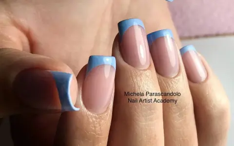 Unghie french con disegni azzurri e base rosa. Un tocco di colore per un look fresco e moderno.