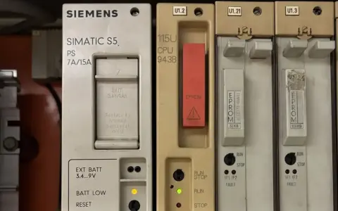 Moduły sterowników PLC Siemens SIMATIC S5 z procesorem i pamięcią EPROM.