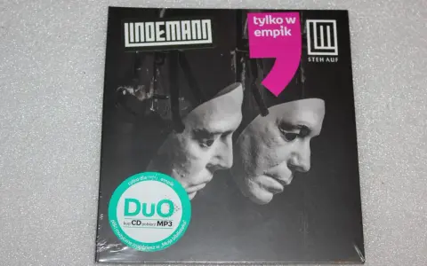 Okładka płyty Lindemann "Steh Auf" z dwoma maskami. "Tylko w Empiku" i "Duo" na zielonej naklejce.