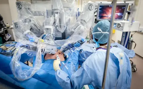 Chirurg steruje robotem podczas operacji prostaty. Czas pobytu w szpitalu po operacji prostaty zależy od wielu czynników.