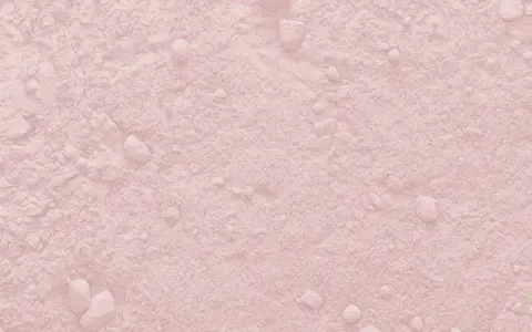 Texture de poudre rose pâle, parsemée de petites billes. Une question se pose : quelle couleur va avec le rose ?