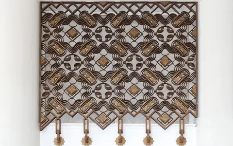 Grille décorative en métal aux motifs géométriques et ondulés, œuvre de Raymond Subes.