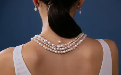 Elegancki naszyjnik z pereł, idealny do różnorodnych stylizacji. Delikatne perły zdobią dekolt, dodając klasy.