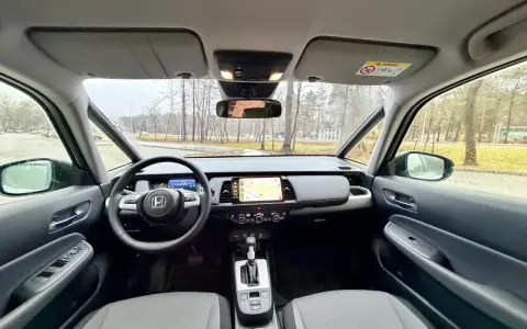 Wnętrze Hondy Fit z nowoczesnym kokpitem i ekranem nawigacji. Gotowy na podróż!