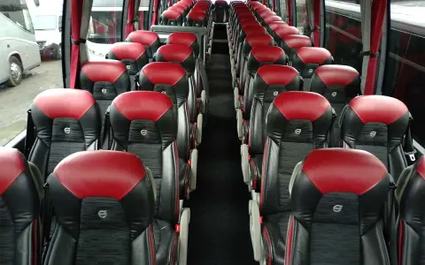 Jak przetrwać długą podróż autokarem? 20+ trików eksperta!