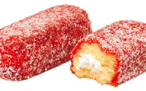 Dos pastelitos enrollados cubiertos de coco rallado y glaseado rojo, un clásico de los dulces de Estados Unidos.
