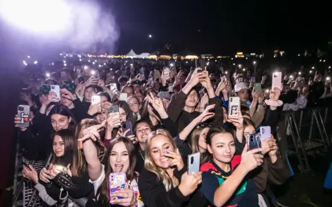 Tłum na koncercie, wszyscy nagrywają telefonami. Wesoła atmosfera, ale też nutka nostalgii, jak na gorzko-słodkim festiwalu.