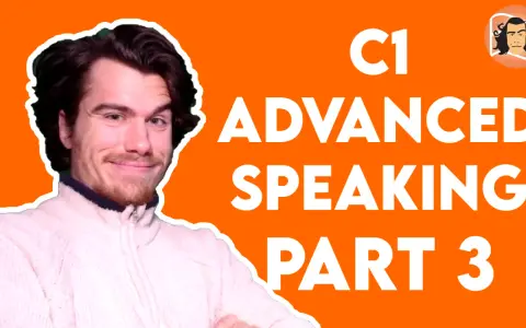 Młody mężczyzna uśmiecha się, przygotowując do części 3 egzaminu C1 Advanced Speaking.