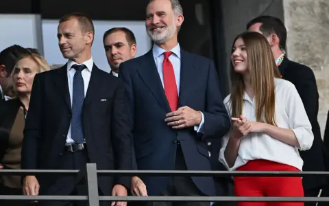 Król Filip VI z córką, księżniczką Zofią, oglądają mecz.