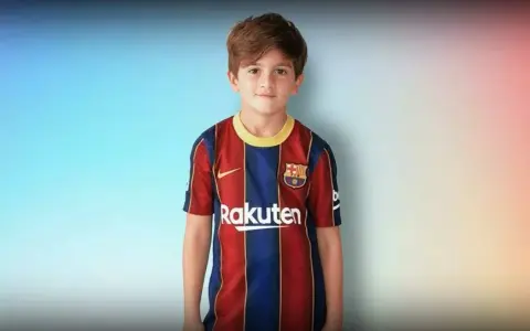 Chłopiec w koszulce FC Barcelona, Thiago Messi, wygląda na swój wiek.