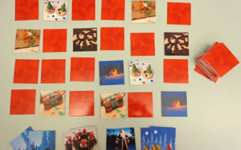 Weihnachtliche Motive für ein Memory basteln. Vorlage mit Geschenken, Weihnachtsmann und Tannenbäumen.