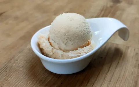 Ein Löffel cremiges Spekulatius Eis selber machen ist ein Genuss.