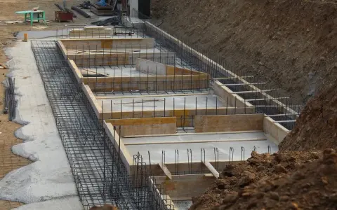 Budowa fundamentów: zbrojenie i szalunki pod bloczki betonowe fundamentowe.
