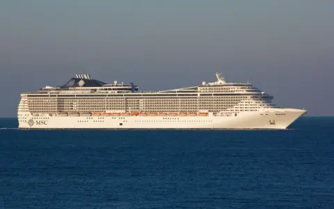 MSC Fantasia naviga in acque azzurre sotto un cielo sereno.