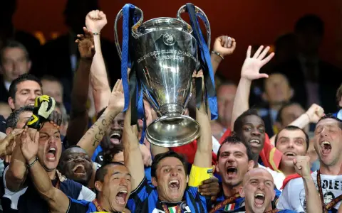 Jugadores del Inter celebran levantando la Champions League. ¡Cuántas Champions tiene el Inter!