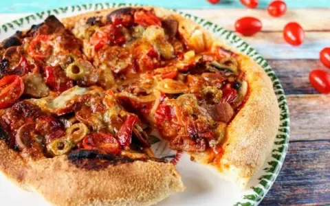 Ciasto na pizzę: Ile rośnie? Od 1h do 3 dni sekret idealnej pizzy