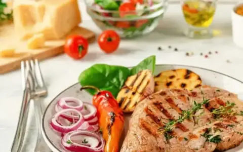 Grillowany stek z warzywami i serem, idealny na dietę keto jadłospis. Pyszne i sycące danie.