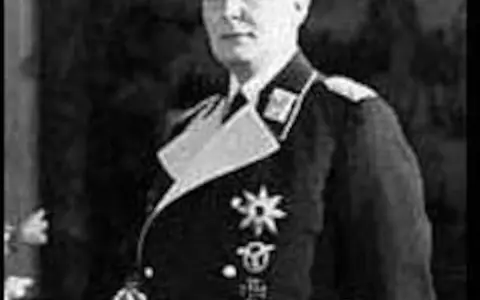 Portrait en noir et blanc d'un homme en uniforme militaire, portant des décorations. Il s'agit de la dernière photo connue de Göring avant sa mort.