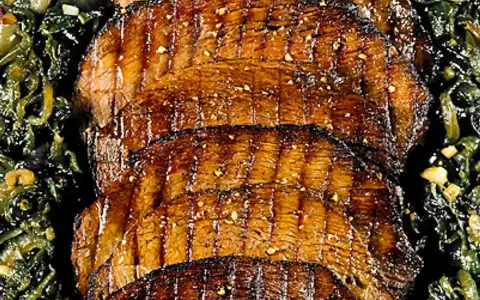 Grillad rostas, perfekt stekt och serverad med gröna grönsaker.