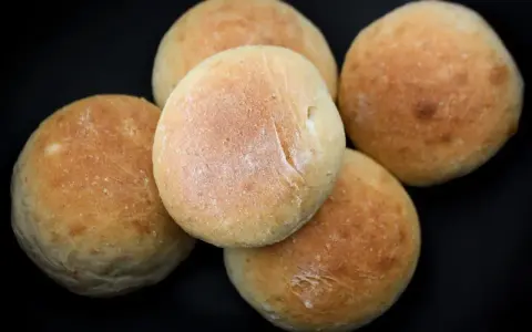 Fem gyllene frallor med havregryn ligger på en mörk bakgrund, redo att avnjutas.