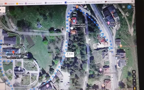 Trasa do świątyni Wang, przez parking i sklep z pamiątkami. Spacer zajmie 8 minut.