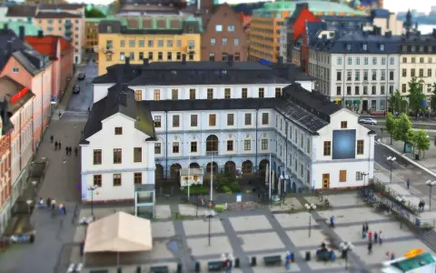 En vy över stadsmuseet i Stockholm med omgivande byggnader och en öppen plats med människor.
