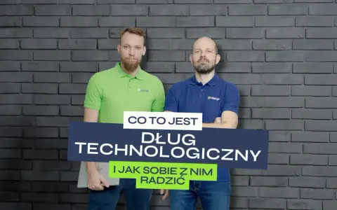 Dwóch mężczyzn na tle ceglanej ściany. Jeden w zielonej koszulce, drugi w niebieskiej. Na środku napis: "Co to jest Dług technologiczny i jak sobie z nim radzić".