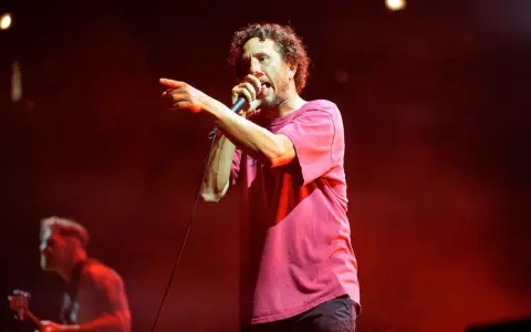 Zack de la Rocha, en av medlemmar av Rage Against the Machine, pekar ut mot publiken under en energisk konsert.