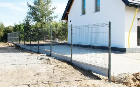 Nowe ogrodzenie panelowe przy nowoczesnym domu. Sprawdź ceny ogrodzeń i wybierz najlepsze dla siebie.