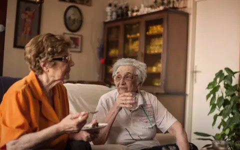 Jak rozmawiać z seniorami? Angażujące tematy i rady eksperta