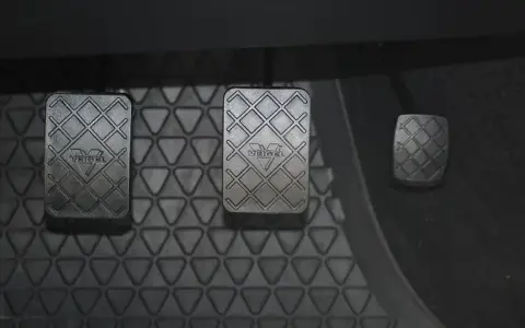 Pedales de coche, incluyendo el embrague. Si el embrague está roto, el precio de la reparación puede variar.