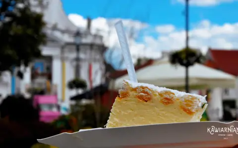 Wadowice: Gdzie zjeść? Najlepsze kremówki, obiady i pizza!
