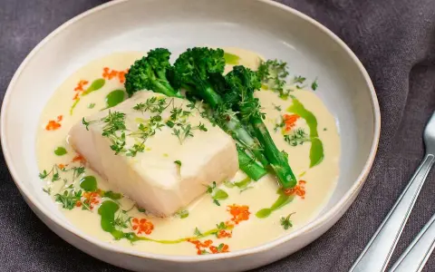 En perfekt torskrygg recept med krämig sås, broccoli och rom.