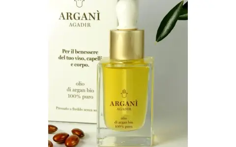 Flacone di olio di argan bio 100% puro, ideale per viso, capelli e corpo. La sua purezza è garantita dalla spremitura a freddo.
