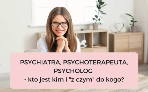 Uśmiechnięta kobieta w okularach wyjaśnia różnice między psychiatrą, psychoterapeutą i psychologiem. Terapia psychologiczna a psychoterapia - kto jest kim?