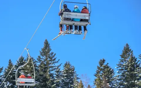 Czapka narciarska: Pod kask czy na apres-ski? Wybierz mądrze!