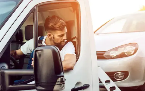 Abschleppdienst holt ein defektes Auto ab. Ihr PKW hat einen Defekt und ist nicht mehr fahrbereit.