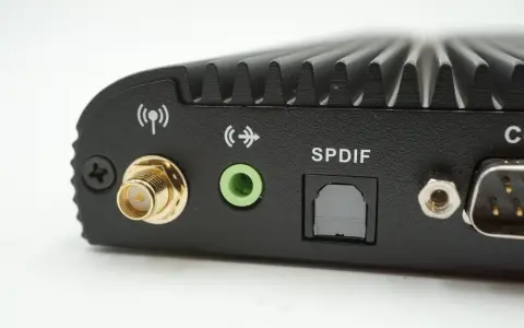 Widok z tyłu urządzenia z portami: wejście spdif, zielone gniazdo audio, złącze antenowe i inne.